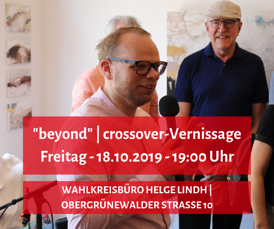 Helge Lindh eröffnet eine Vernissage. Zu sehen sind Veranstaltungsort und -datum.